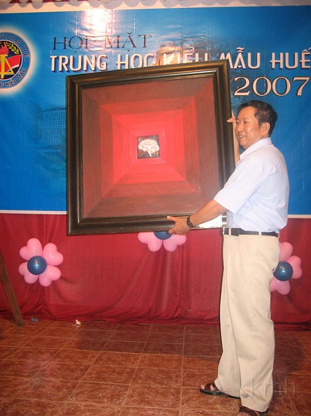 54-Chu nhan buc tranh.jpg